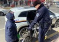 春雷行动：民警巡逻路上，化身“修车工”
