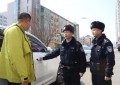 宾县公安局开展“拉车门”行动 守护群众财产安全