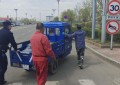 车辆断电停路中 民警推车解民忧